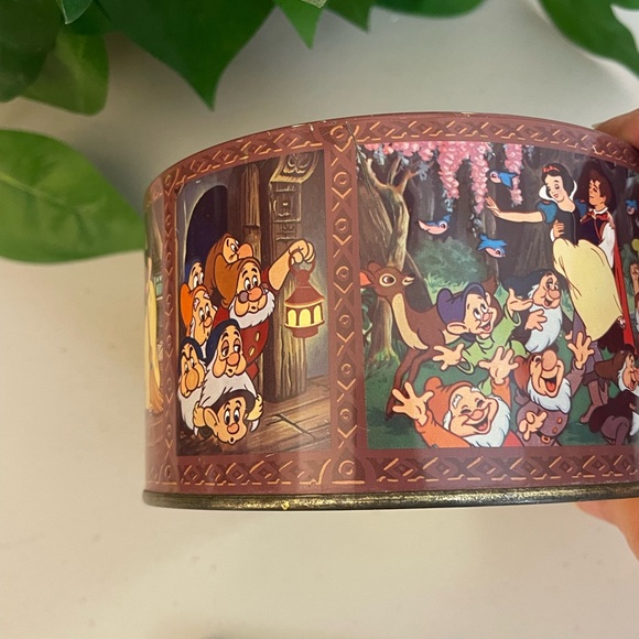Vintage Walt Disney Snow White & The Seven Dwarfs Candy Tin - Picture 4 of 15